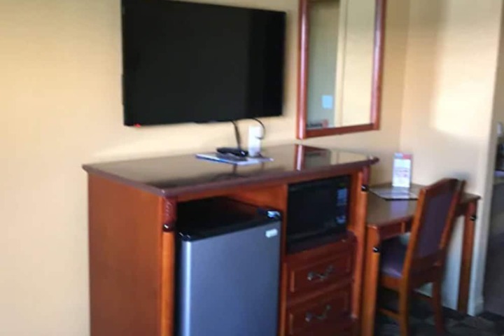 1 Queen Bed (2 of 9)
