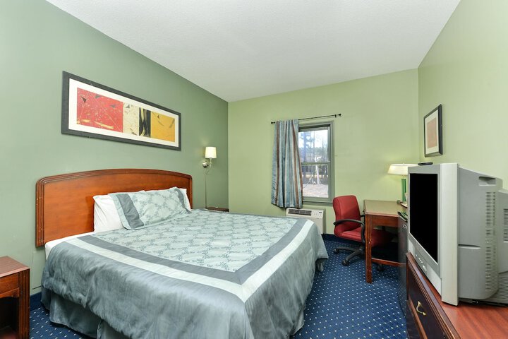 1 King Bed (2 of 6)