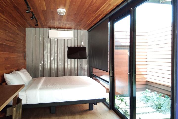 Room 4 of 100