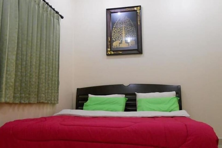 Room 10 of 16