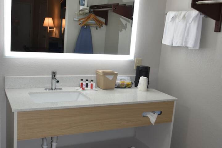 1 King Bed (2 of 13)
