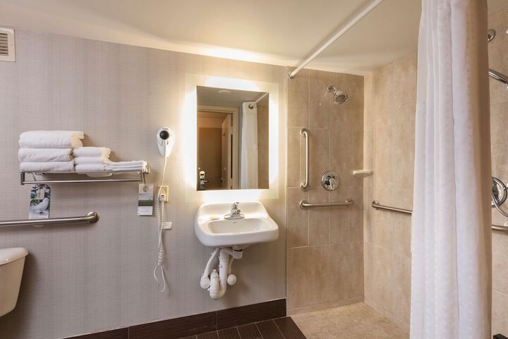 1 King Bed Sofa Bed Work Desk Refrigerator WiFi Keurig Coffee Maker Full Breakfast (5 of 15)