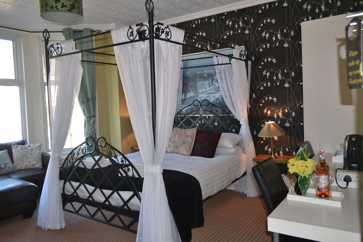 Room 3 of 124