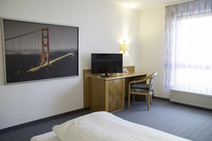 Room 5 of 18