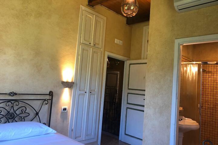 Room 3 of 39