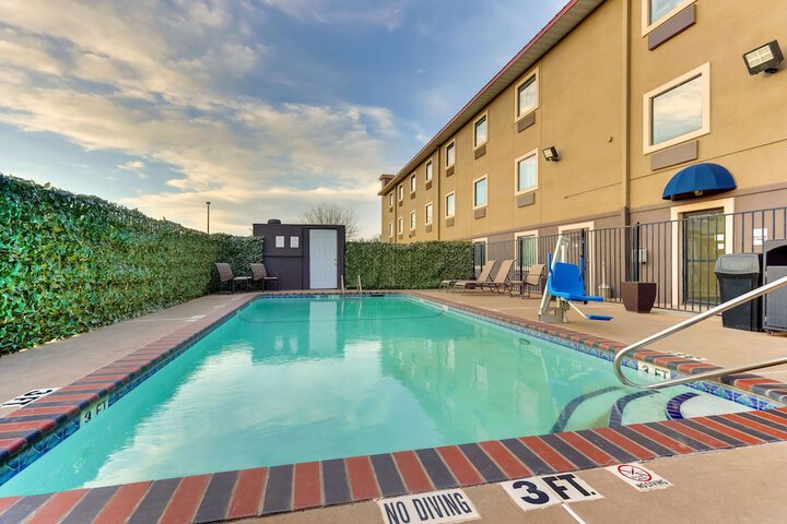 Hotel Pool