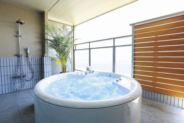 Deep soaking bathtub