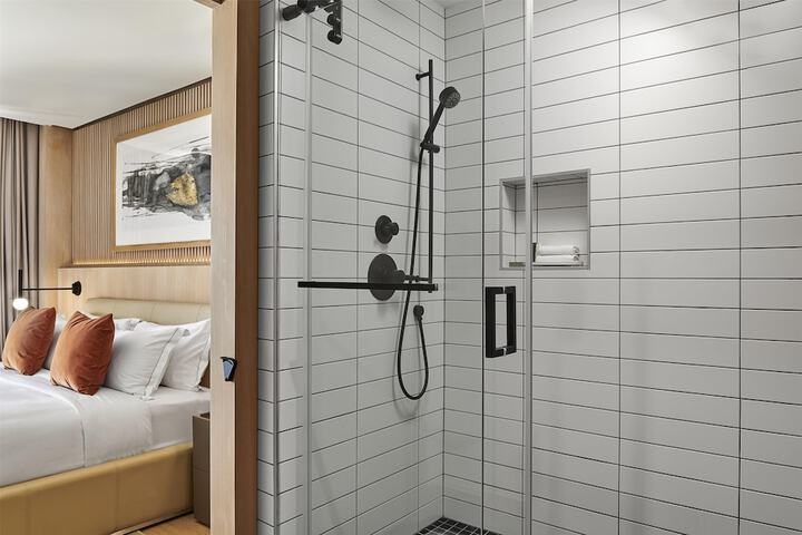 Room 16 of 80