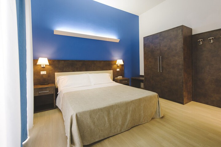 Room 30 of 102