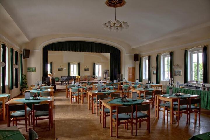 Dining 9 of 15
