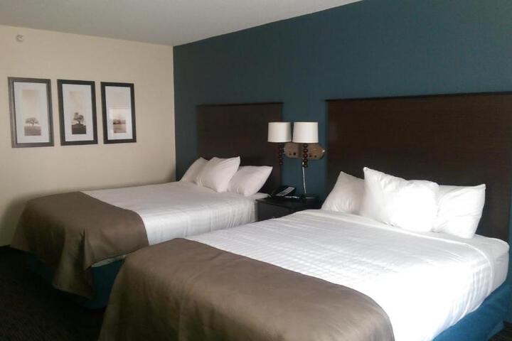 2 Queen Beds (12 of 13)
