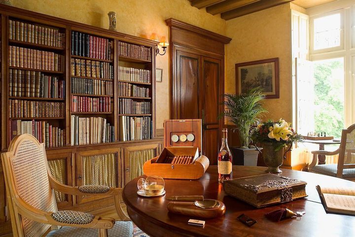 Lounge 165 of 169