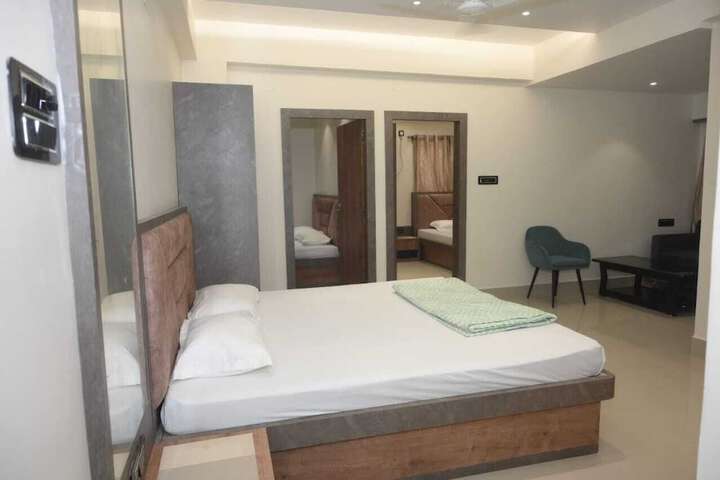 Room 6 of 13