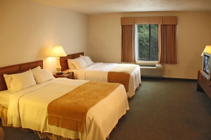 2 Queen Beds (6 of 12)