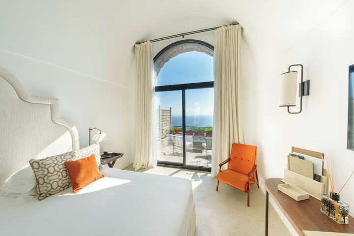Room 34 of 104