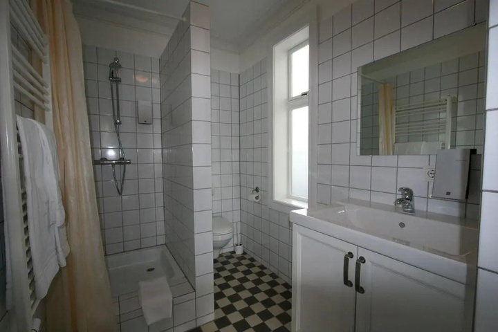 Room 9 of 25