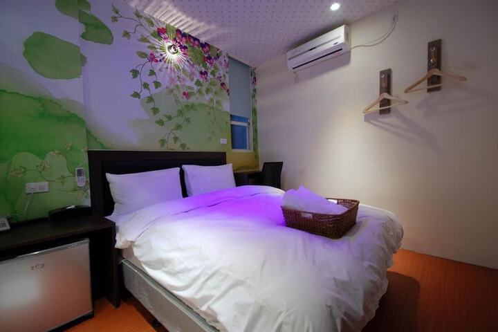 Room 12 of 16