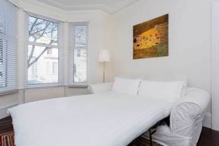 Room 4 of 16
