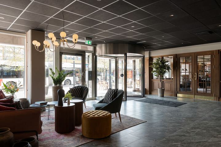 Entrance & Lobby