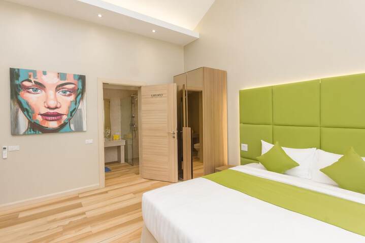Room 25 of 211