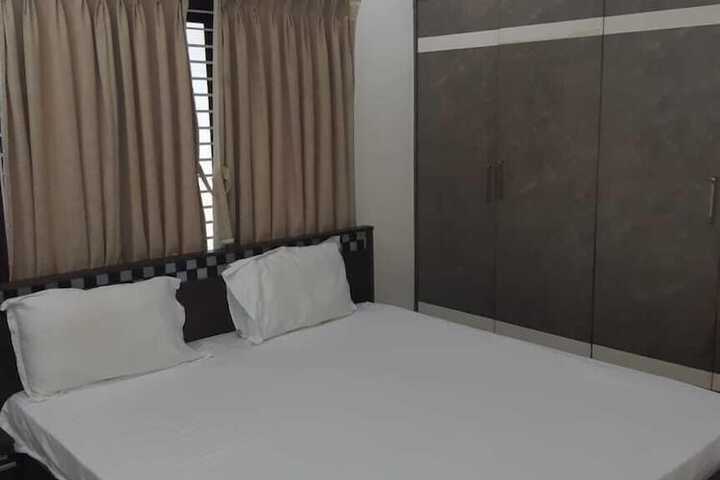 Room 5 of 12