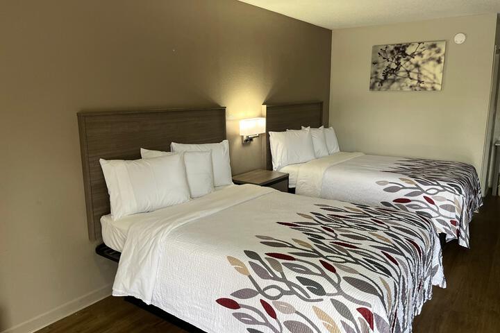 Deluxe 2 Queen Beds (3 of 8)
