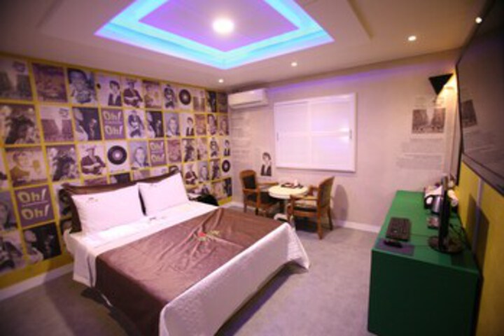 Room 15 of 18
