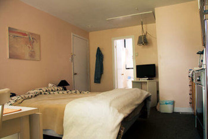 Room 11 of 27