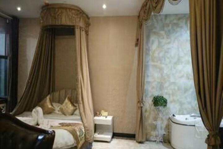 Room 7 of 8