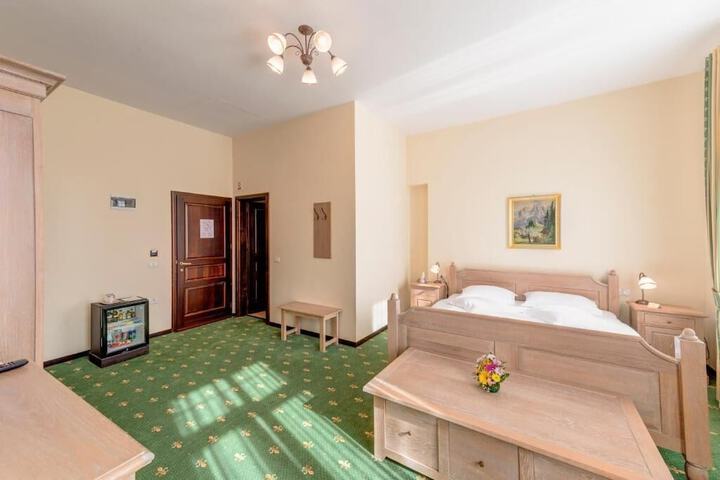 Room 6 of 90