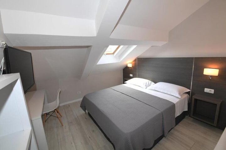 Room 10 of 33