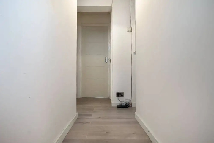 Room 10 of 14