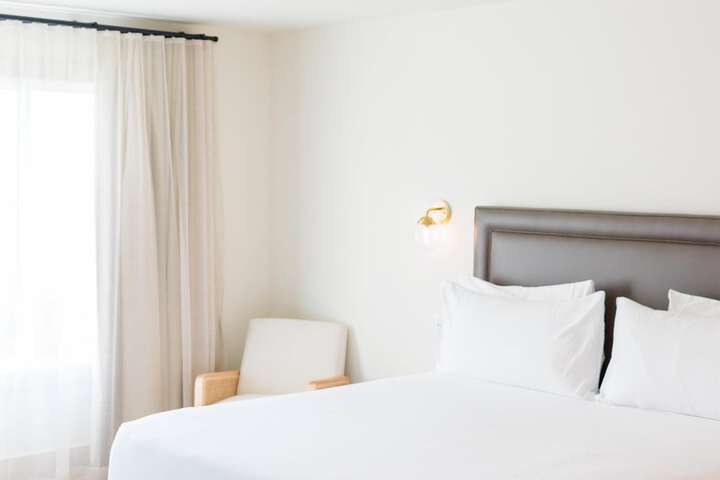 Room 33 of 220