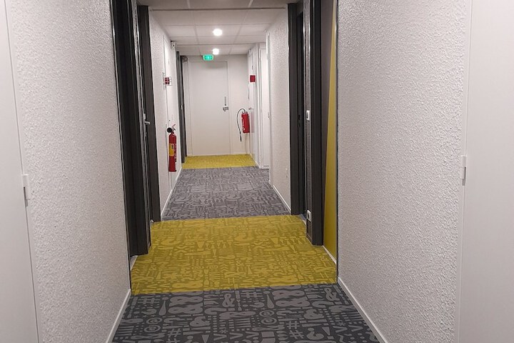 Handrails in hallways