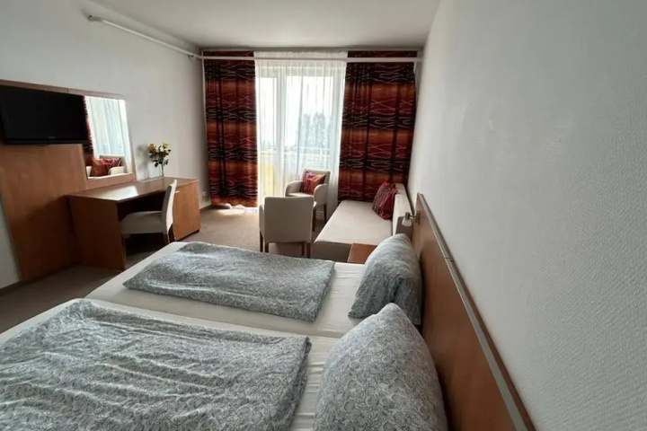 Room 5 of 11