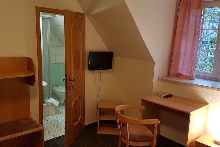 Room 4 of 40