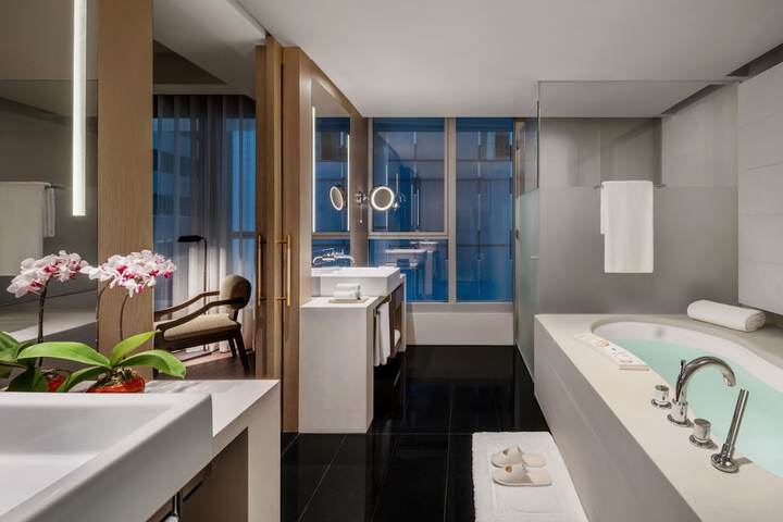 Room 32 of 65