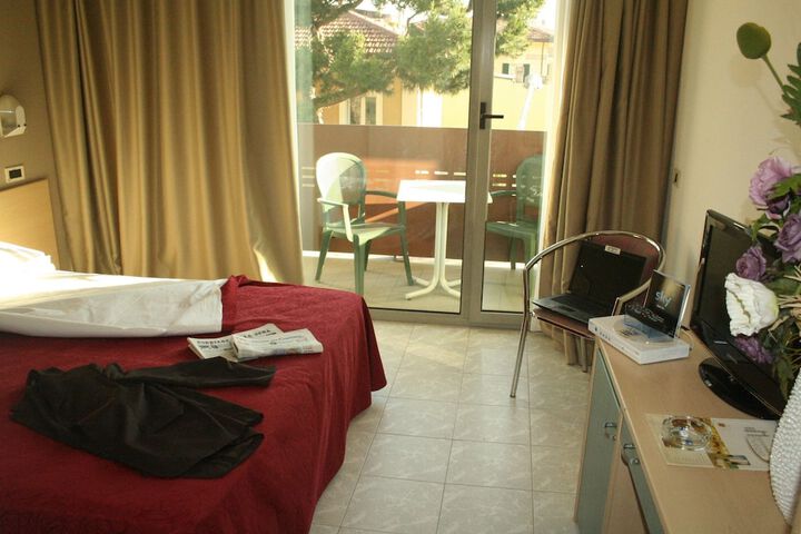 Room 4 of 25