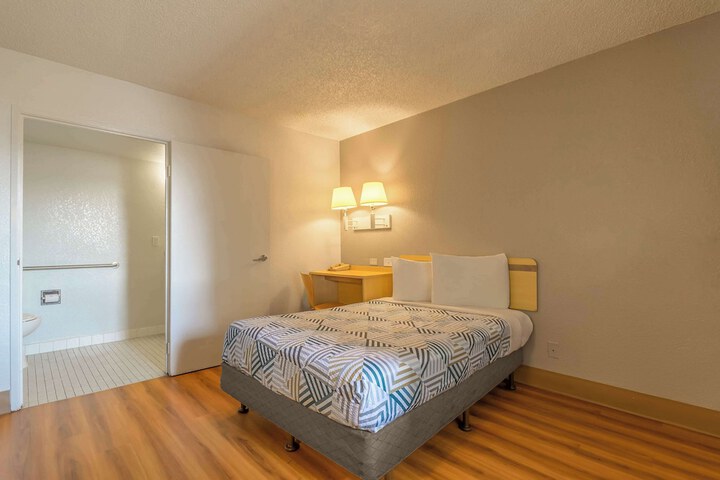 1 Queen Bed (2 of 11)