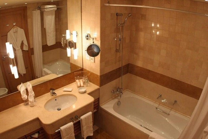 Room 9 of 16