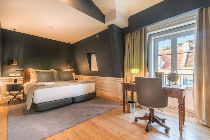 Room 32 of 77