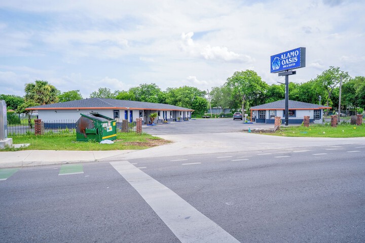 Exterior of Alamo Oasis Inn & Suites by Oyo San Antonio