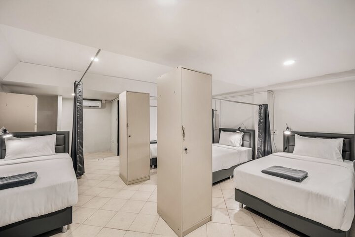 Room 4 of 44