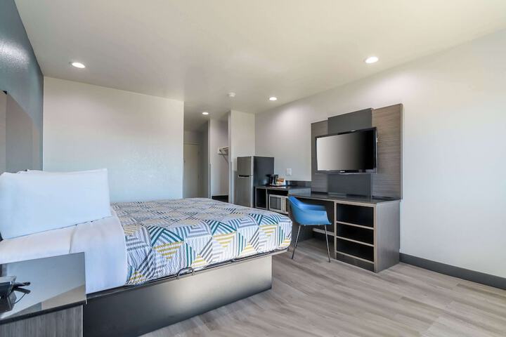 1 King Bed Refrigerator, Microwave (13 of 16)