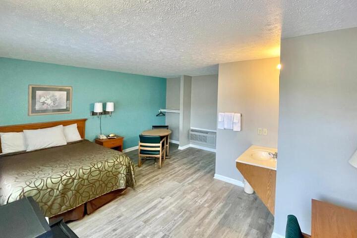 1 Queen Bed (4 of 9)