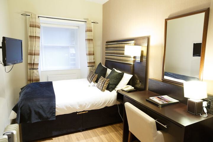 Room 5 of 108