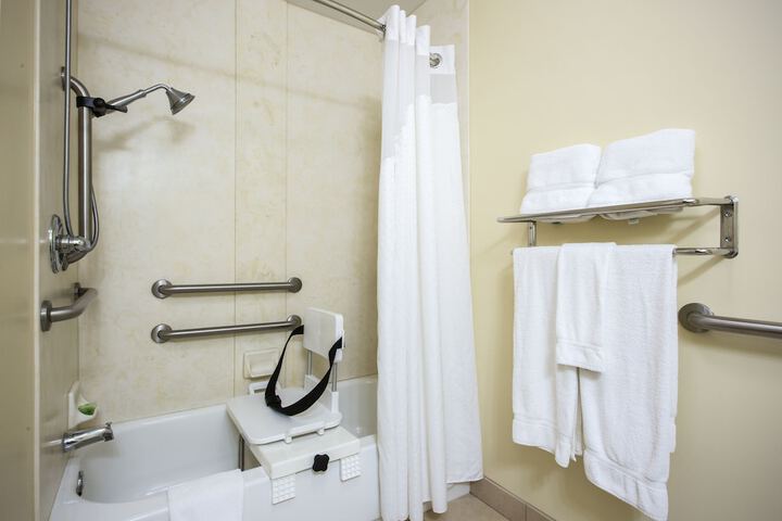 1 King Stndrd Comm Mobility Accessible Roll Shower (22 of 25)
