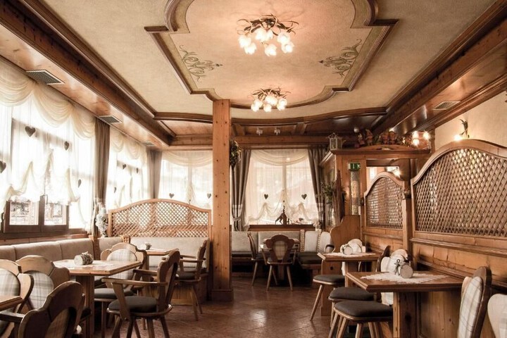 Dining 17 of 25