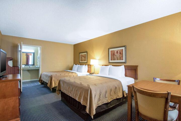 2 Queen Beds (2 of 13)