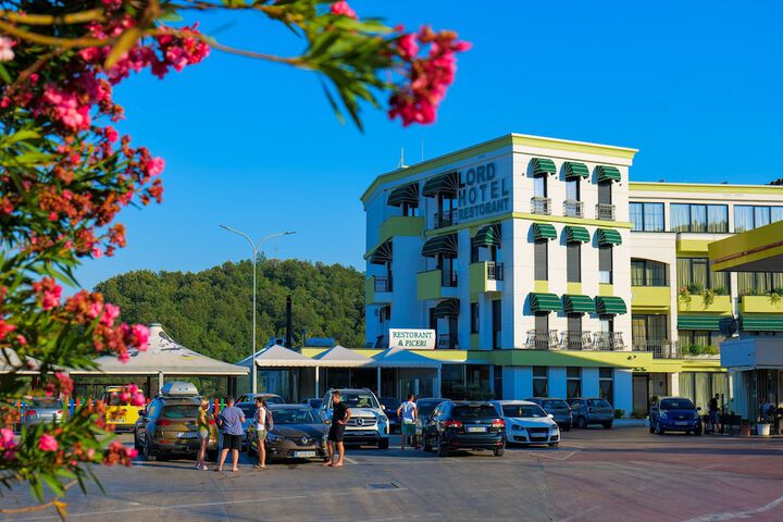 Lord Hotel & Restaurant at AutoStation